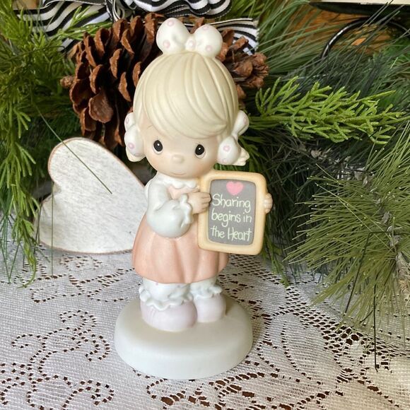 Vintage Precious Moments 1988 Sharing begins in the heart - Picture 1 of 9
